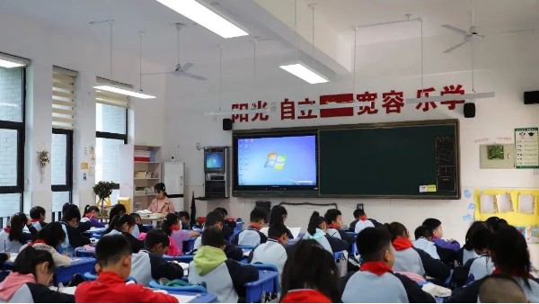 中小学校装上了<i style='color:red'>护眼教室灯具</i>，呵护中小学生“明眸亮睛”